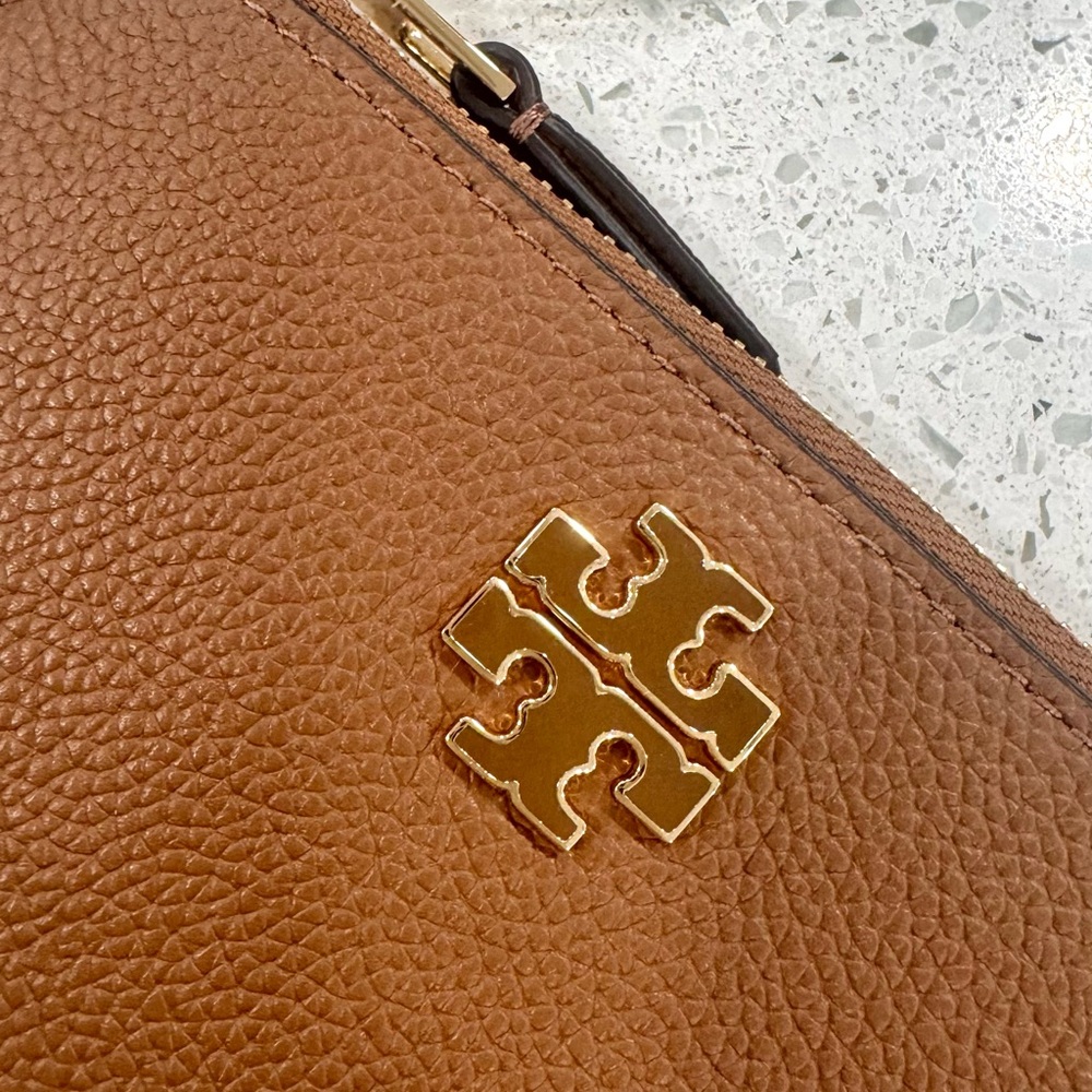 Tory Burch Britten Pebbled Leather Zip Card Case Gold Logo NWT brown tan - Picture 4 of 8